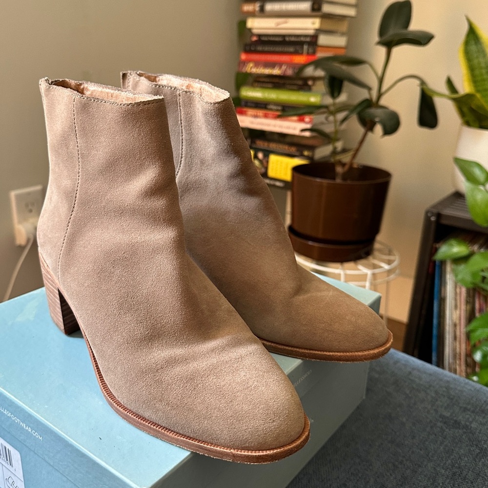 Madewell Suede Taupe leather boots GREAT condition Woman’s size 8.5